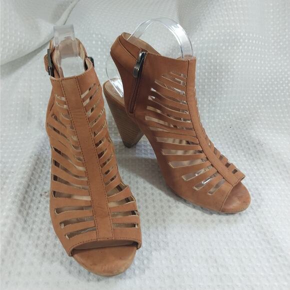 VINCE CAMUTO! FAWN BEIGE/TAN VEGAN SUEDE LEATHER LADDER FRONT HEELS! SZ 10M - Picture 2 of 11